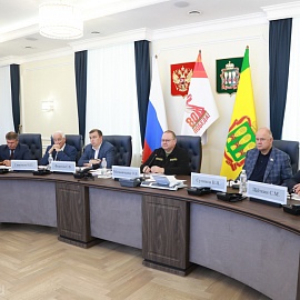 Олег Мельниченко поручил активизировать вакцинацию населения региона от гриппа